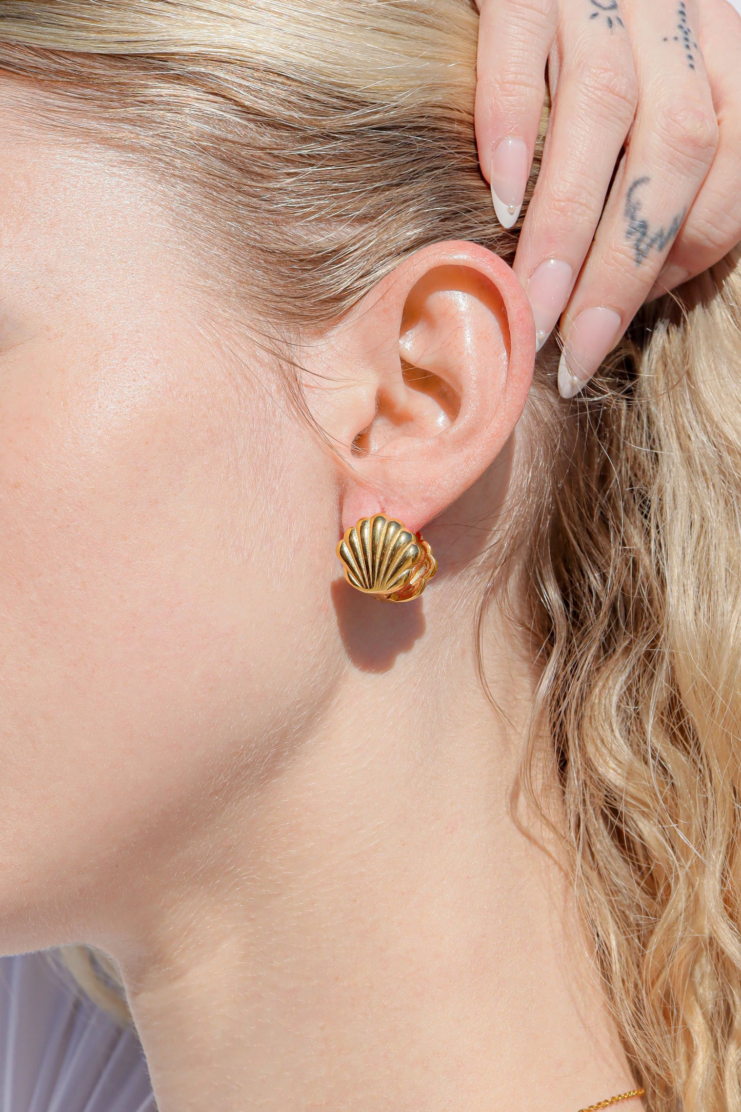 Beach Walk Huggie Earrings 18k Gold