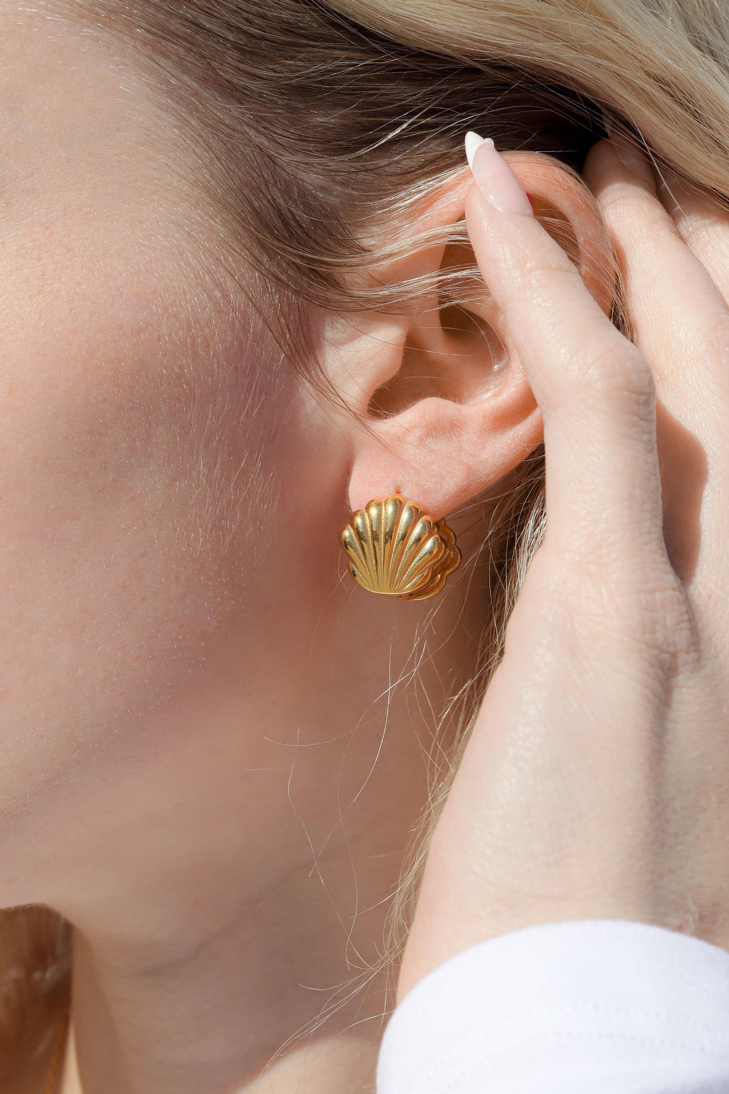 Beach Walk Huggie Earrings 18k Gold
