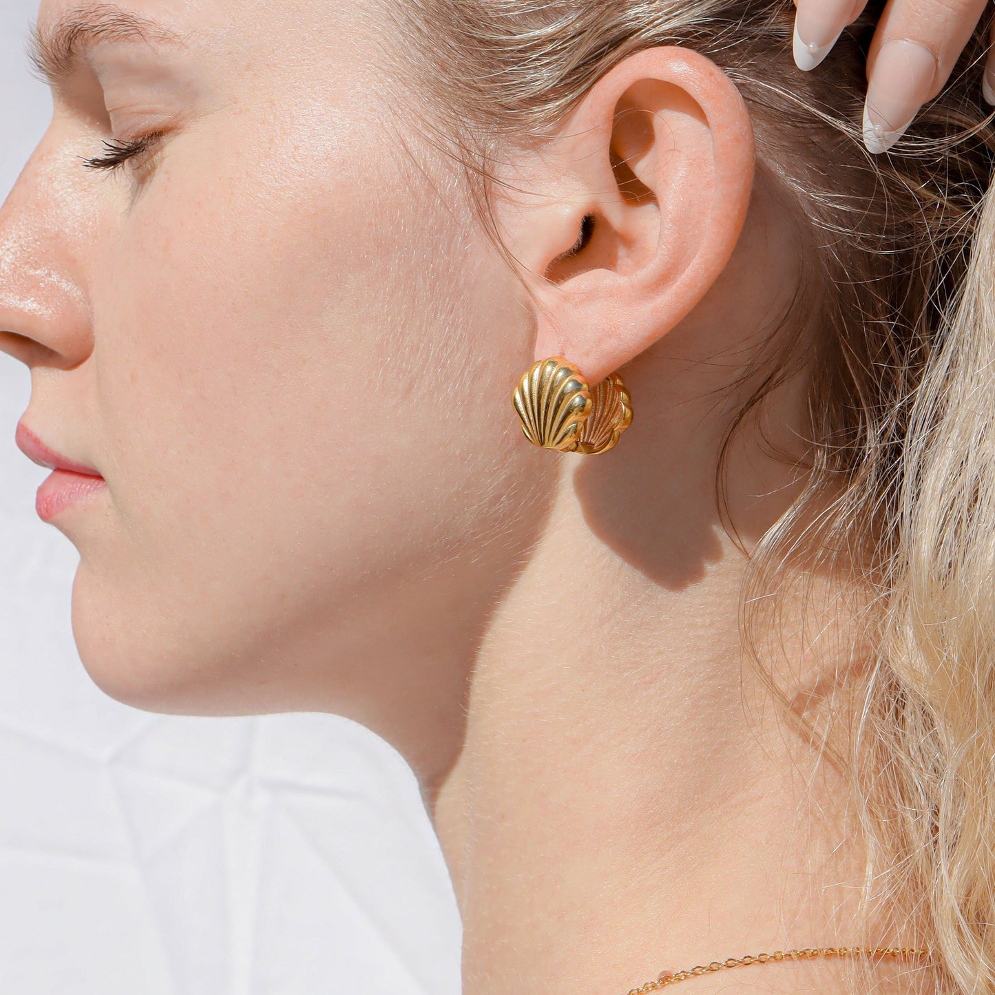Beach Walk Huggie Earrings 18k Gold