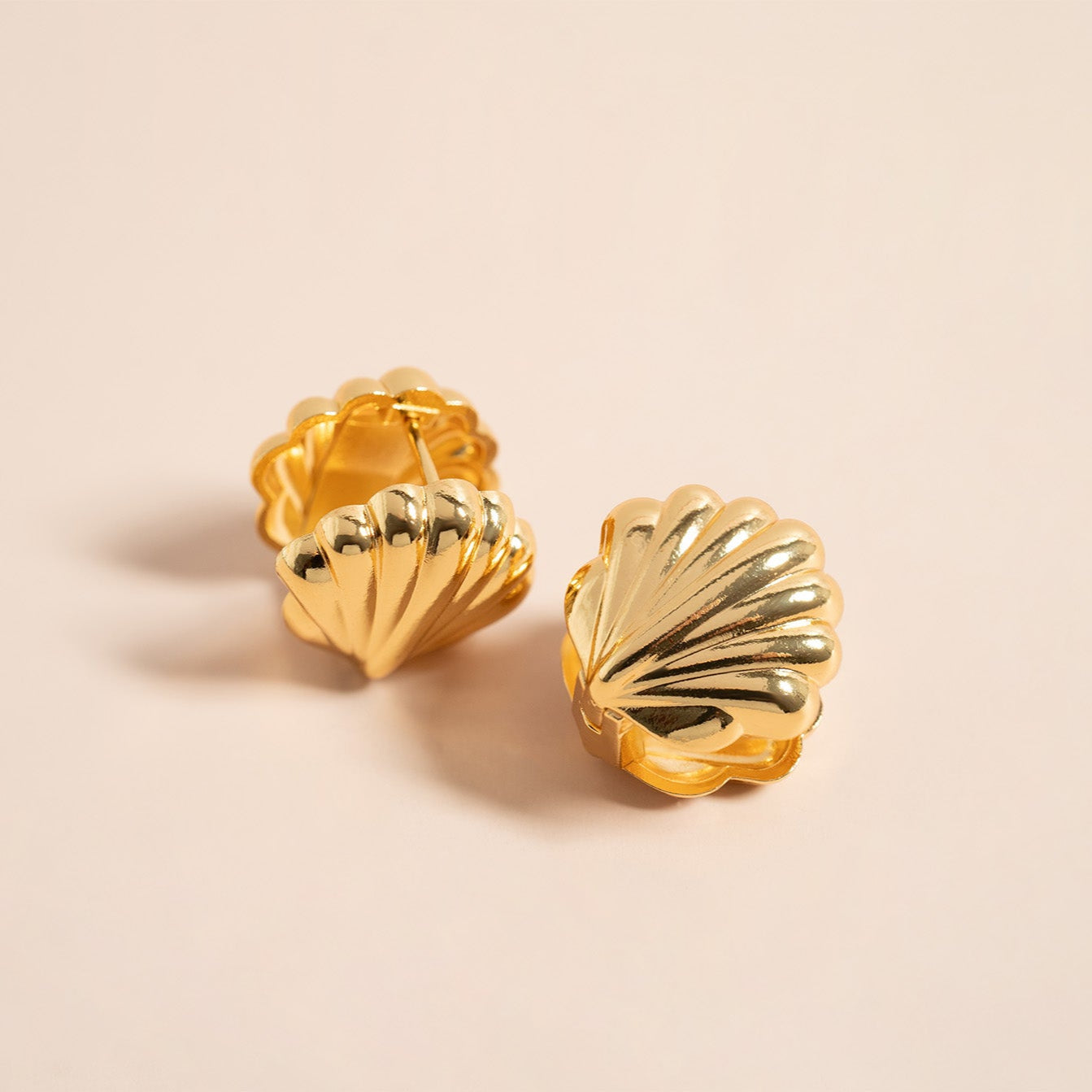 Beach Walk Huggie Earrings 18k Gold