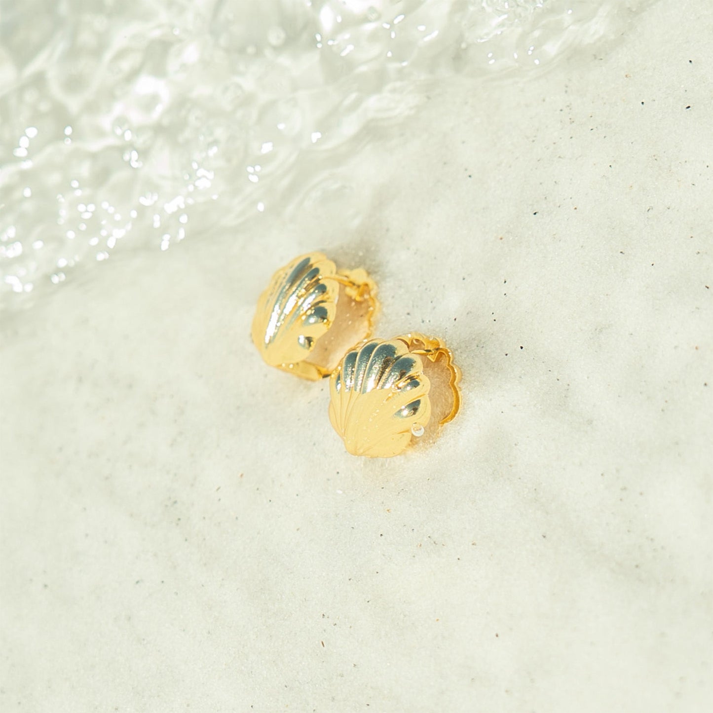 Beach Walk Huggie Earrings 18k Gold